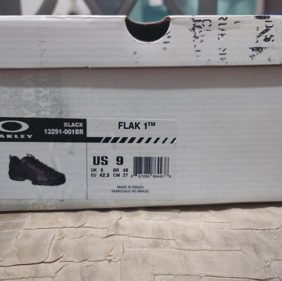 Oakley - Picture 3 of 3